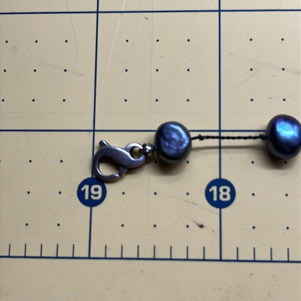 19 inch Peacock Pearl necklace, individually knotted on cord, lobster closure - Picture 6 of 6